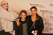 zu Gast bei der Premiere von "Antonio, ihm schmeckt's nicht": Aglaia Szyszkowitz und Sohn Samuel (©Foto: Martin Schmitz)